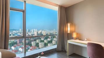 Edredones de plumas y minibar con artículos gratuitos