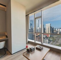 Cubrecamas, minibar con artículos gratuitos y escritorio 
