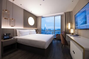 Cubrecamas, minibar con artículos gratuitos y escritorio 