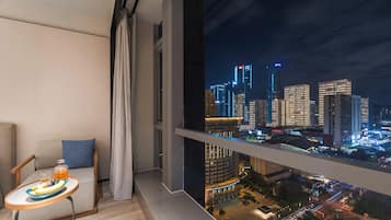 Cubrecamas, minibar con artículos gratuitos y decoración personalizada