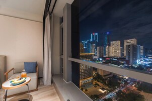 Cubrecamas, minibar con artículos gratuitos y escritorio 
