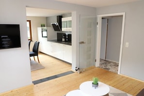 Ein modernes Apartment mit Küche, Essbereich und Wohnraum.