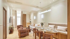 Un espace repas moderne, comprenant un canapé, des chaises et une table mise pour le repas.