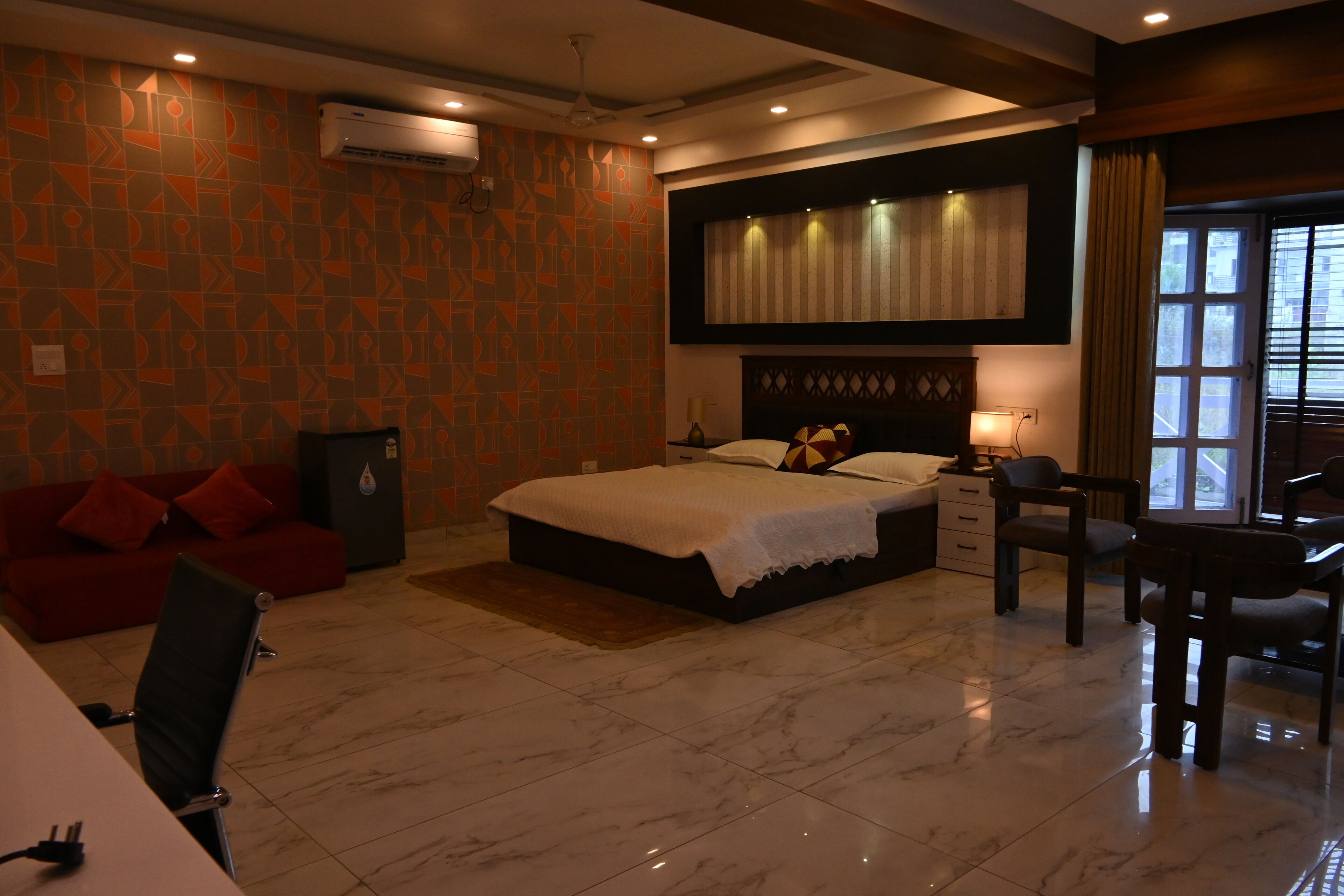 Habitación familiar, 1 cama de matrimonio grande, balcón, vistas a la colina | Wifi gratis y ropa de cama