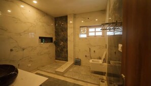 Doccia, set di cortesia gratuito, asciugamani, sapone