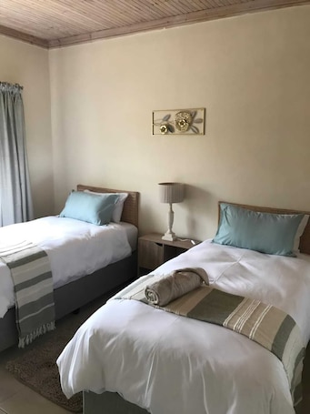 客室. This cosy 2-bedroom cottage offers beautiful mountain and vineyard views.