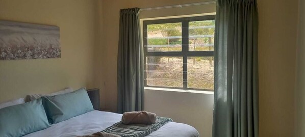 Room - This cosy 2-bedroom cottage offers beautiful mountain and vineyard views. (Bot River)