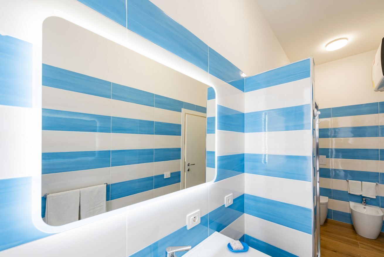 Shower, bidet, towels