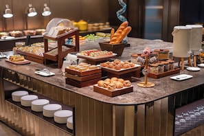 Daily buffet breakfast for a fee - Crystal Hotel Qingdao Taidong St. (Qingdao)