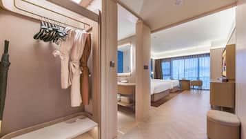 Cubrecamas, minibar con artículos gratuitos, wifi gratis y ropa de cama