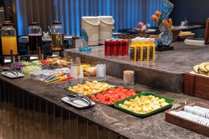 Se ofrece un desayuno bufé todos los días (por un coste adicional)