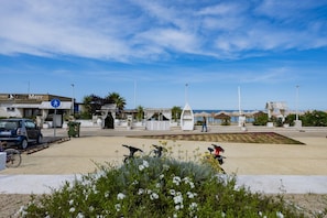 A coastal area with a beach, a restaurant named 'Oltre Mare,' and a few parked scooters. - GuestHost - Cozy Balcony Apartment for 2 near the Sea (Francavilla al Mare)