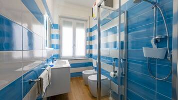 Dusche, Bidet, Handtücher