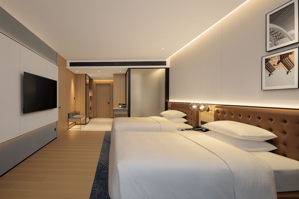 Habitación estándar, 2 camas dobles | Caja fuerte, escritorio, espacio para trabajar con un portátil