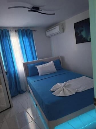 Room. Relaxing Caribbean Getaway with Garden Terrace Near Worthing Beach