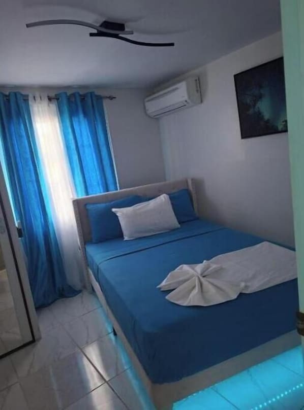 Iron/ironing board, WiFi, bed sheets