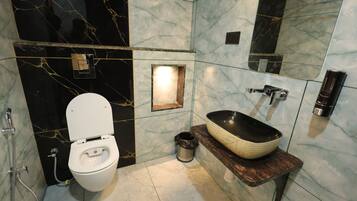 Un baño con inodoro, lavamanos y ducha.