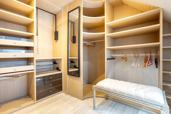 Tabla de planchar con plancha, wifi, ropa de cama