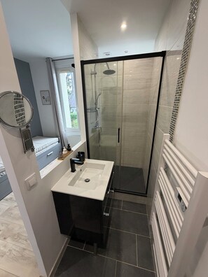 Bathroom - Vrbo Property (Saint-Aubin-sur-Mer)