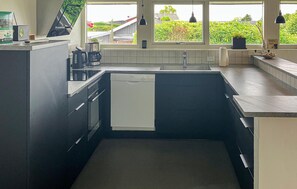 Wasserkocher mit Kaffee-/Teezubehör, Kühlschrank, Herdplatte