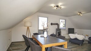 Ein modernes Loft mit Essbereich, Sitzgelegenheiten und Kamin.