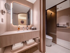 Shower, hair dryer, slippers, towels - Crystal Hotel Qingdao May Fourth Square (Qingdao)