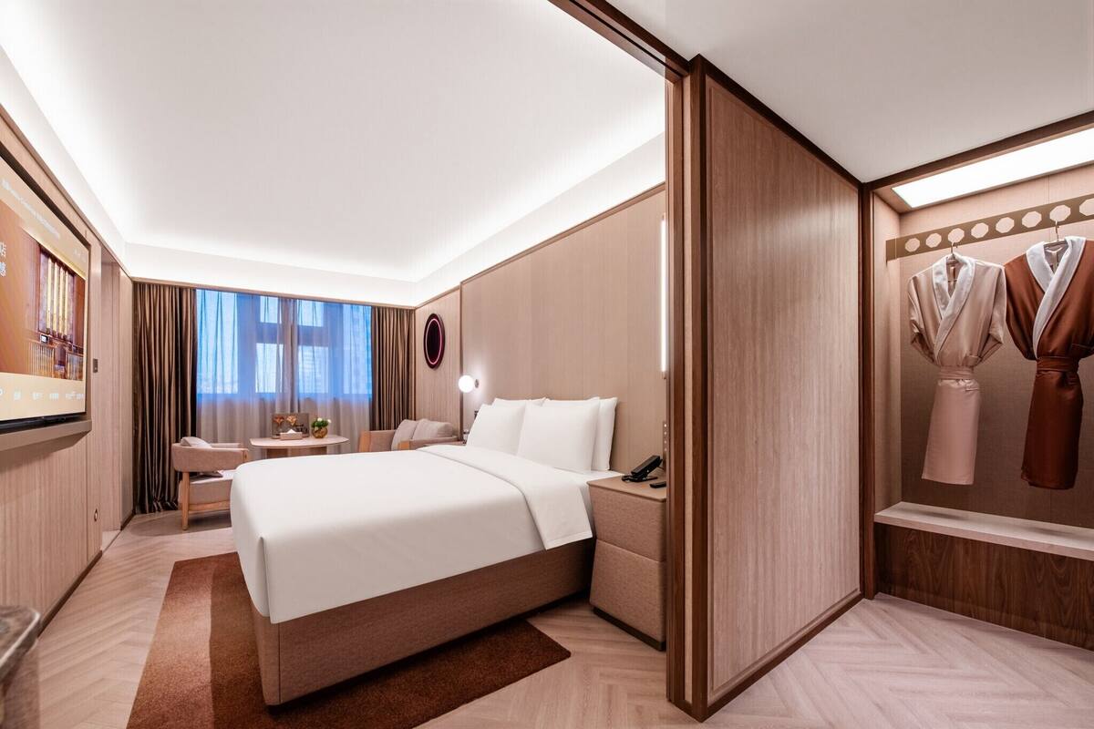 Premium bedding, memory foam beds, minibar (free items)