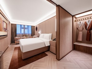 Premium bedding, memory-foam beds, free minibar, desk - Crystal Hotel Qingdao May Fourth Square (Qingdao)