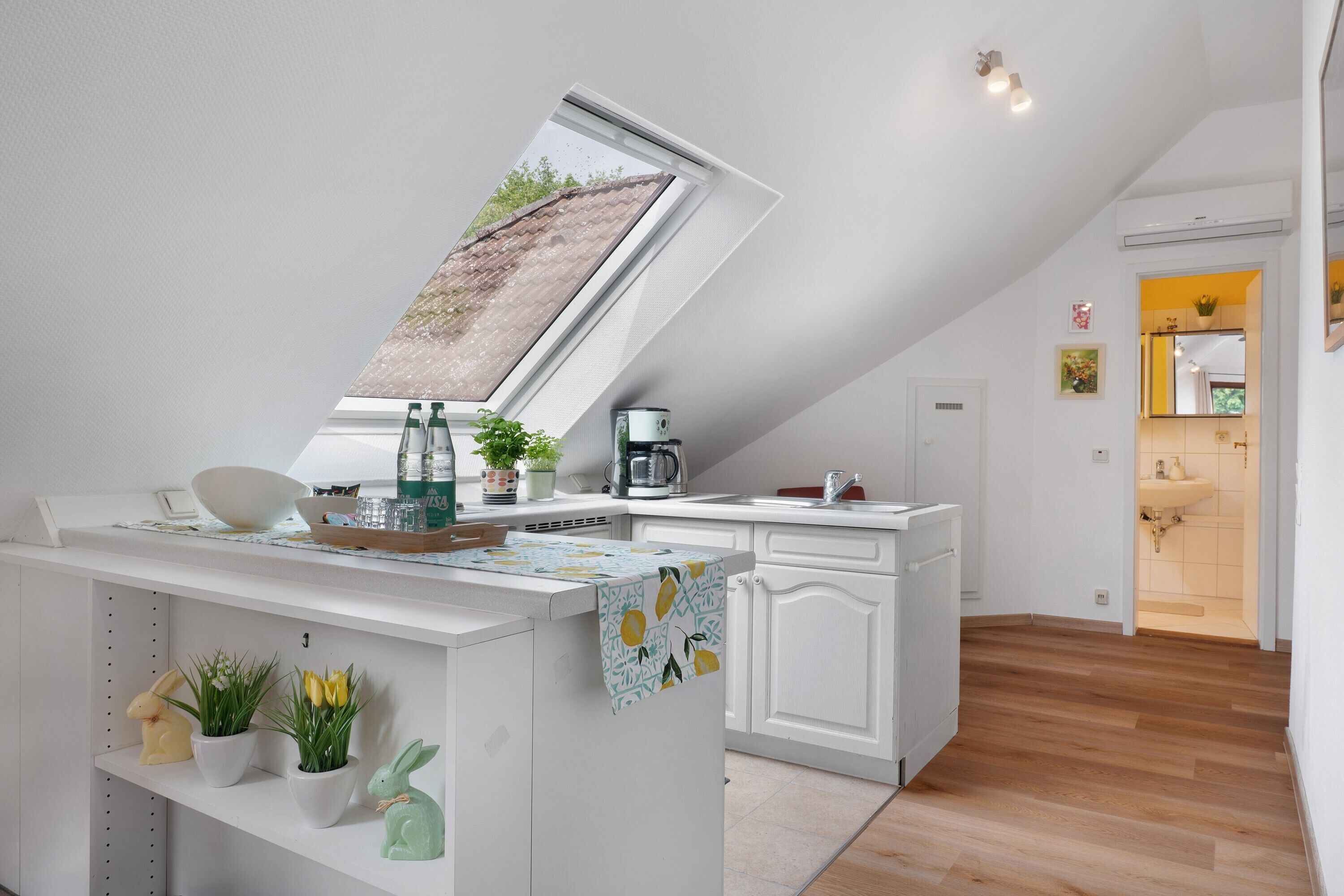 Fridge, stovetop, coffee/tea maker, electric kettle