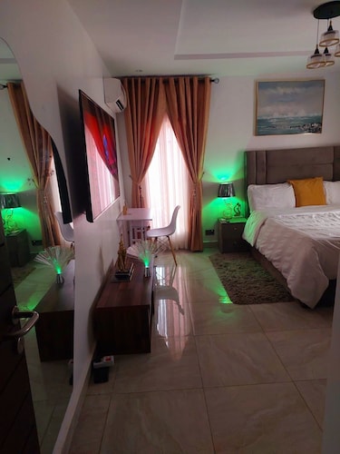 1-bed apmt in pleasant Lekki Phase1 - AC, PS5, 24/7 Electric/Security & Work Stn