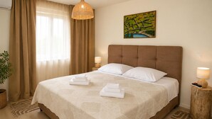 3 bedrooms, in-room safe, iron/ironing board, travel cot