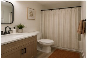 Bathroom - Solwyn City Hotel (Toronto)