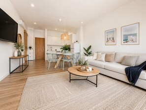 Ein modernes Wohnzimmer mit einer Couch, einem Couchtisch und einem Essbereich.