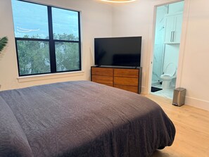 3 bedrooms, iron/ironing board, WiFi, bed sheets - Modern 4-Story Luxury Townhome with Stunning Skyline Rooftop Terrace (Houston)