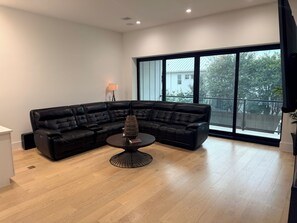 Smart TV y chimenea 