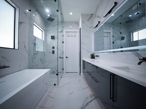 Regadera, toallas, papel de baño 