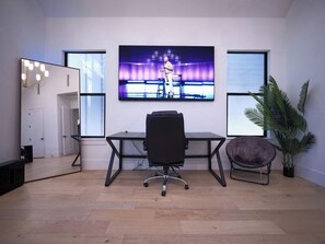 Interior - Modern 4-Story Luxury Townhome with Stunning Skyline Rooftop Terrace (Houston)