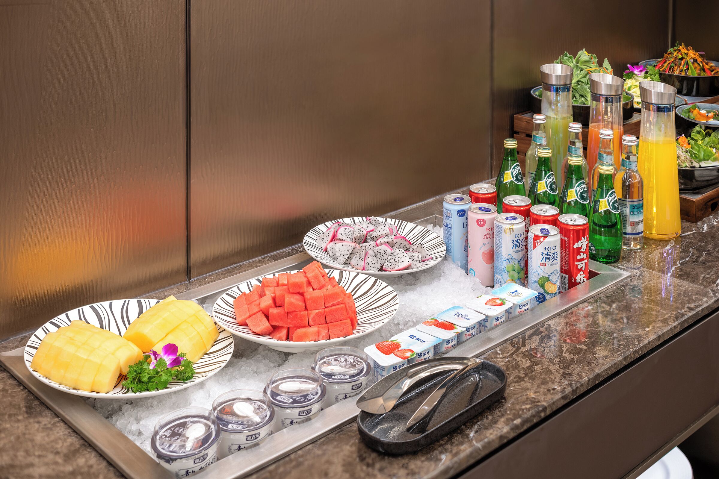 Ein reichhaltiges Buffet mit verschiedenen Speisen und Getränken.