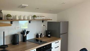 Coffee/tea maker, fridge, oven, stovetop