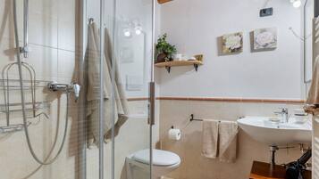 Dusche, Haartrockner, Handtücher