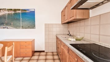 Kühlschrank, Herdplatte, Hochstuhl, Kochgeschirr/Geschirr/Besteck