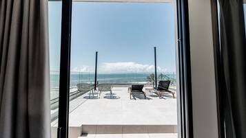 Premium Two-Bedroom Loft Suite | Teras/patio