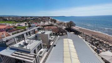 Perto da praia, espreguiçadeiras, guarda-sóis, bar na praia