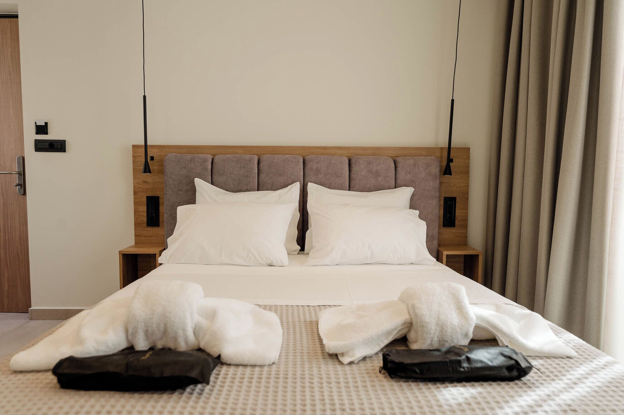 Bright View Double Room | Cofres nos quartos, cortinas blackout, Wi-Fi de cortesia, roupa de cama