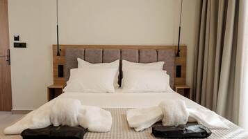 Bright View Double Room | Cofres nos quartos, cortinas blackout, Wi-Fi de cortesia, roupa de cama