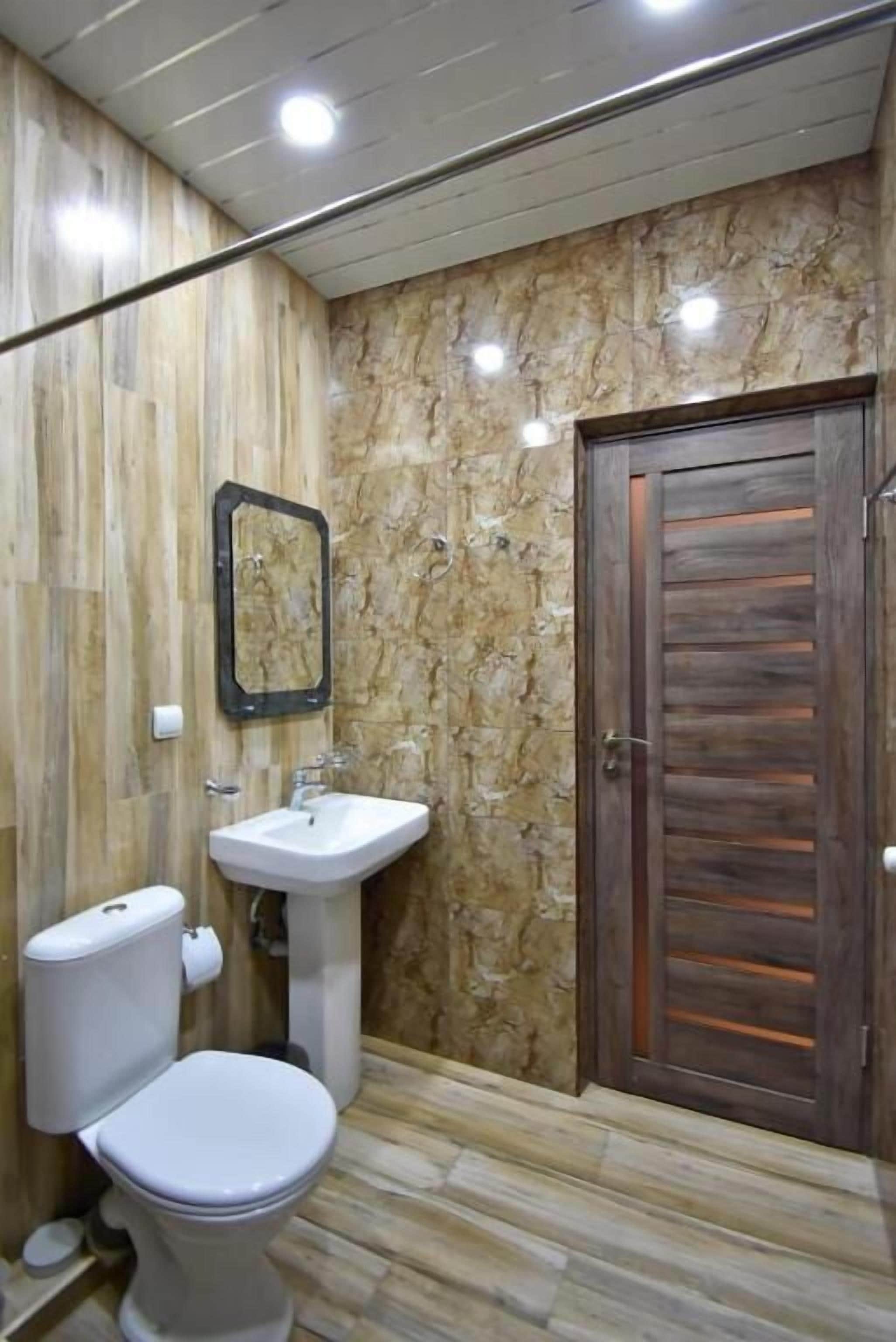 Standard-Doppelzimmer | Badezimmer | Kostenlose Toilettenartikel, Haartrockner, Hausschuhe, Handtücher