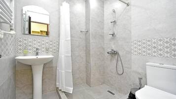 Perlengkapan mandi gratis, pengering rambut, sandal, dan handuk