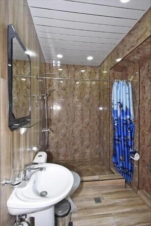 Free toiletries, hair dryer, slippers, towels - Komitas Residence (Yerevan)