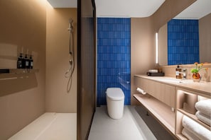 Habitación familiar con 2 camas individuales, no fumadores, Servicio de limpieza | Baño | Artículos de higiene personal gratuitos, secador de pelo y toallas
