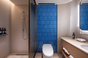 Habitació doble per a ús individual bàsica, no fumadors, aire condicionat | Bany | Dutxa, assecador de cabells i tovalloles 